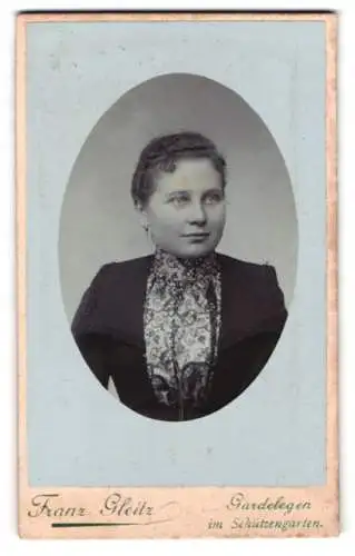Fotografie Franz Gleitz, Gardelegen, Schützengarten, Dame mit elegantem Spitzenkragen