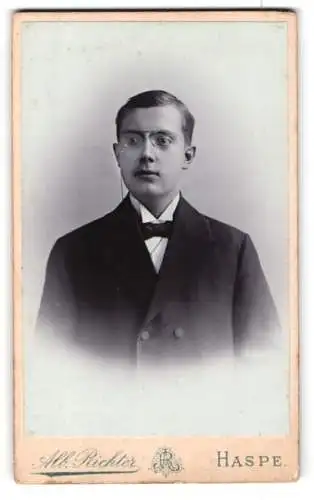 Fotografie Alb. Richter, Haspe, Porträt eines jungen Mannes mit Brille
