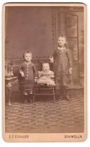 Fotografie G.F. Eichler, Schmölln, Kinderporträt vor dekorativem Hintergrund