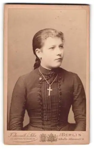 Fotografie F. Jamrath & Sohn, Berlin, Belle Alliancestr 14, Porträt einer Dame im dunklen Kleid