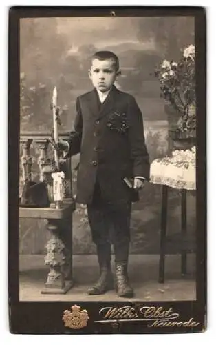 Fotografie Wilh. Obst, Neurode, Junge mit Anzug und Kerze