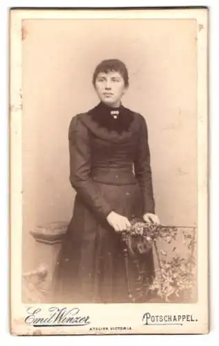 Fotografie Emil Winzer, Potschappel, Dresdnerstrasse, Frau im dunklen Kleid