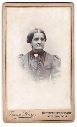 Fotografie Franz Kny, Questenberg-Meissen, Mühlweg 10, Ältere Dame mit ernstem Ausdruck