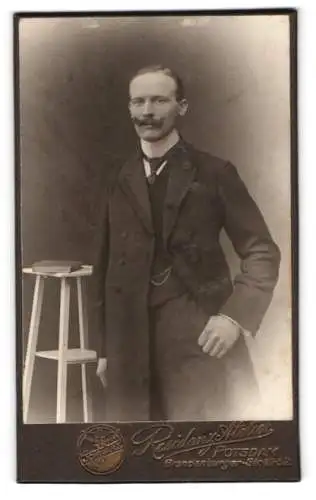 Fotografie Residenz Atelier F. Schwarz, Potsdam, Brandenburger Strasse 49/52, Porträt eines eleganten Herrn
