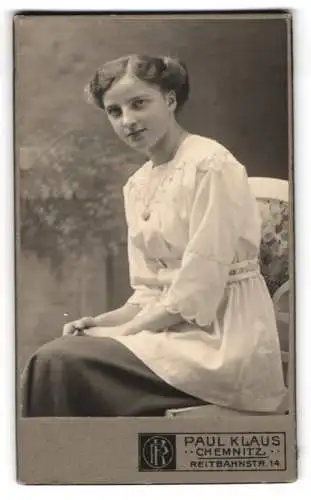 Fotografie Paul Klaus, Chemnitz, Reitbahnstr. 14, Junge Frau auf Stuhl