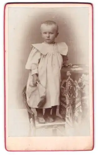 Fotografie Ernst Alpers, Barsinghausen, Kleinkind auf einem Stuhl