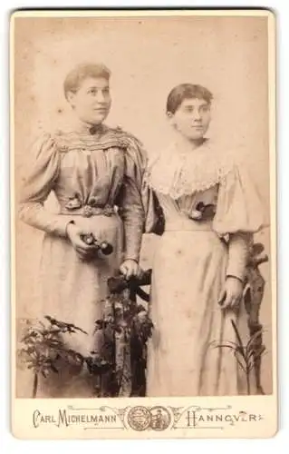 Fotografie Carl Michelmann, Hannover, Ständehausstrasse 2, Zwei Damen in eleganten Kleidern