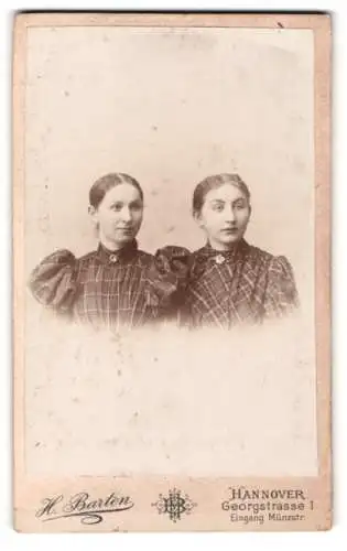 Fotografie H. Barten, Hannover, Georgstrasse 1, Zwei Frauen in gemusterten Kleidern