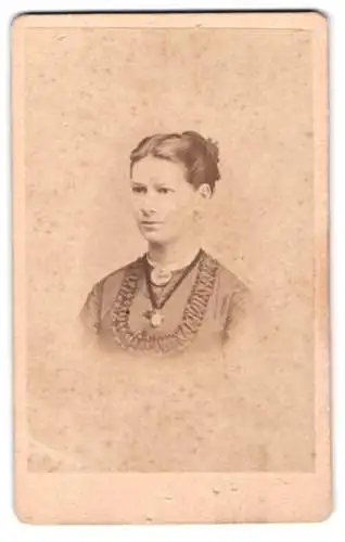 Fotografie A. Schnackenburg, Görlitz, Schützenweg 1, Porträt einer jungen Frau