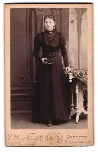 Fotografie Otto Faehte, Görlitz, Grüner Graben 29, Frau in elegantem Kleid mit Buch