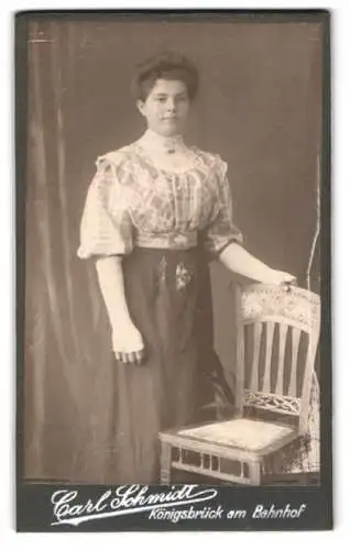 Fotografie Carl Schmidt, Königsbrück, Porträt einer Frau mit Stuhl