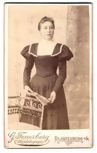 Fotografie G. Feuerberg, Blankenburg, Ecke Post- und Katharinenstrasse, Frau mit Fächer