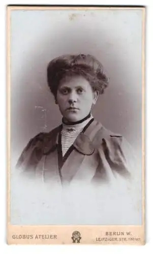 Fotografie Globus Atelier, Berlin, Leipziger Str. 132/137, Porträt einer Frau mit Hochsteckfrisur