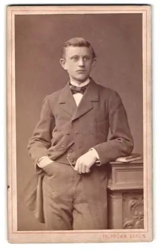 Fotografie Theodor Prümm, Berlin, Unter den Linden 51, Junger Mann in eleganter Pose