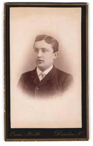 Fotografie Oscar Halle, Dresden Neustadt, Königsbrückerstrasse 49, Portrait eines jungen Mannes