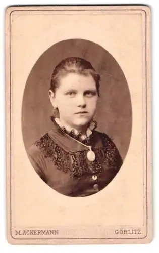 Fotografie M. Ackermann, Görlitz, Damenporträt