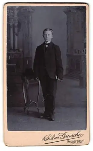 Fotografie Julius Grusche, Neugersdorf, Eleganter Junge in Anzug