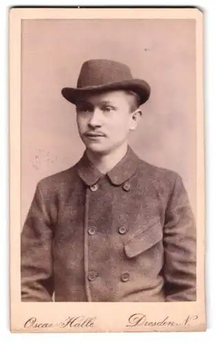 Fotografie Oscar Halle, Dresden, Königsbrückerstrasse 33, Porträt eines jungen Mannes mit Hut