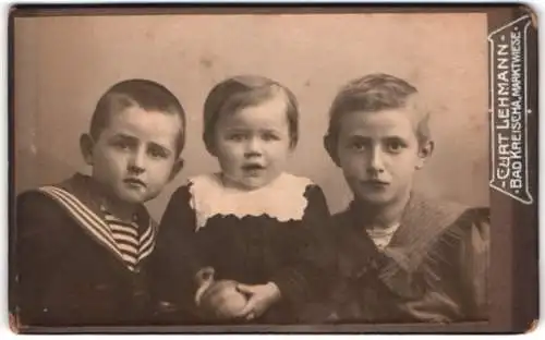 Fotografie Curt Lehmann, Bad Kreisch, Marktwiese, Drei Kinder in feiner Kleidung