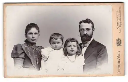 Fotografie Dietrich & Witte, Chemnitz, Poststrasse 31, Familienportrait mit zwei Kindern