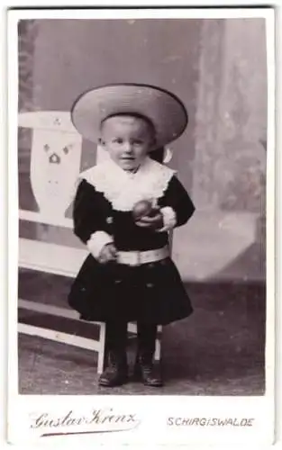 Fotografie Gustav Krenz, Schirgiswalde, Kind mit Hut und Spielzeug