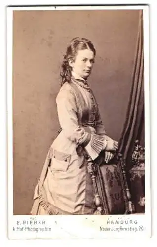 Fotografie E. Bieber, Hamburg, Neuer Jungfernstieg 20, Porträt einer elegant gekleideten Dame
