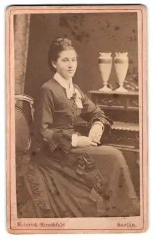 Fotografie Heinrich Hirschfeld, Berlin, Friedrichstrasse 128B, Dame am Sekretär sitzend