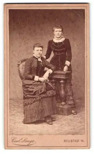 Fotografie Carl Lange, Neustadt i. H., Zwei Frauen in eleganter Kleidung