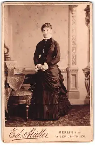 Fotografie Ed. Müller, Berlin, Friedrichstr. 207, Dame in elegantem Kleid