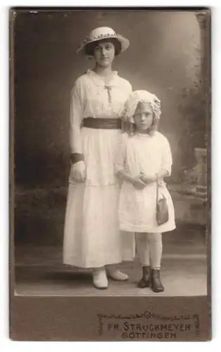 Fotografie Fr. Struckmeyer, Göttingen, Wendenstrasse 5a, Porträt einer Dame mit Mädchen in Sommerkleidern