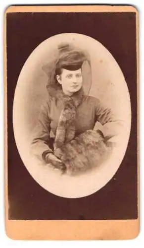 Fotografie Karl Strempel, Wien, Mariahilf Magdalenengasse Nr. 7, Dame mit elegantem Hut und Pelz, Muff