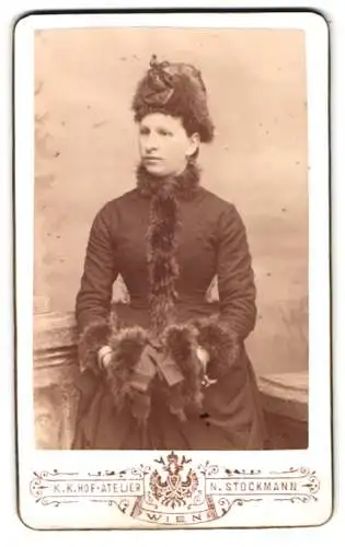 Fotografie N. Stockmann, Wien, Praterstrasse 10, elegante Dame mit Pelzaccessoires