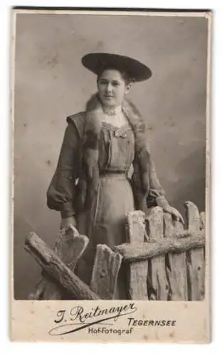 Fotografie J. Reitmayer, Tegernsee, Frau in eleganter Kleidung mit Hut und Pelzkragen