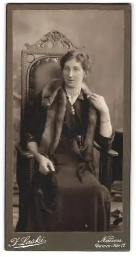 Fotografie F. Laski, Nauen, Damm-Str. 17, elegante Dame Ida Franz im Sessel mit Pelzschal