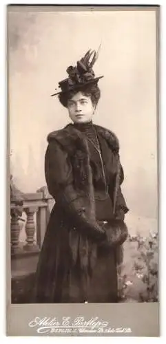Fotografie E. Postlep, Berlin, Chaussee Str. 5, Elegante Dame im edlen Kleid mit Pelz, Muff