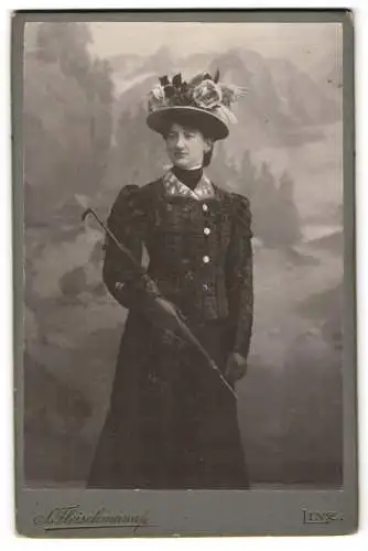 Fotografie S. Fleischmann, Linz, Jungwirthstrasse 8, Elegante Dame in aufwendigem Kleid mit Hut