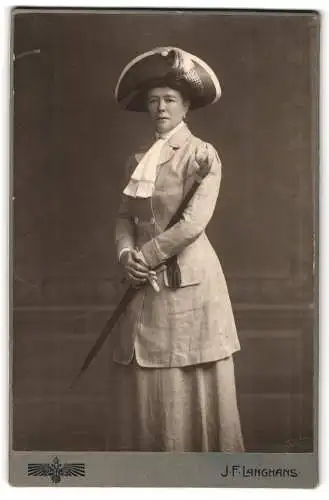 Fotografie J.F. Langhans, Prag, Vodickova 37, elegante Dame mit Hut und Wolfskopf Schirm