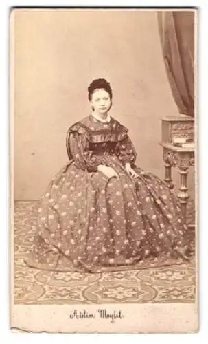 Fotografie Atelier Mayssl, Brünn, Ecke der Jesuiten Gasse, junge Frau in elegantem Kleid, Reifrock