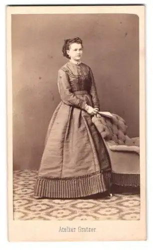 Fotografie J.B. Gratzer, Brünn, Grosse Neugasse 70, Porträt einer Dame mit Fächer