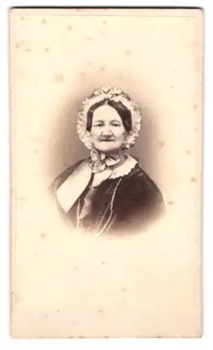 Fotografie C. Seydel, Beuthen a/Oder, CDV einer älteren Dame Nanelle Louise Wilhelmine Seybold mit Haube