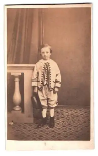 Fotografie C. Coulder, Anvers, Rue des Tanneurs 29, junger Knabe in festlicher Kleidung