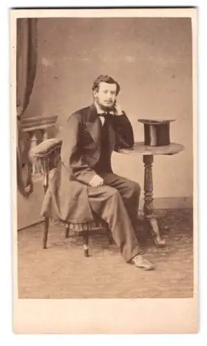 Fotografie Maujean, Paris, Rue de la Madeleine 17, Herr mit Zylinder am Tisch