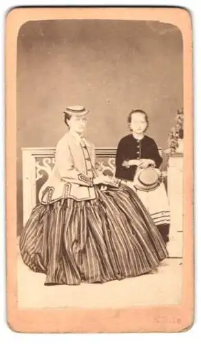 Fotografie Karl Riss, Mondsee, Mutter und Tochter in Sommerkleidern