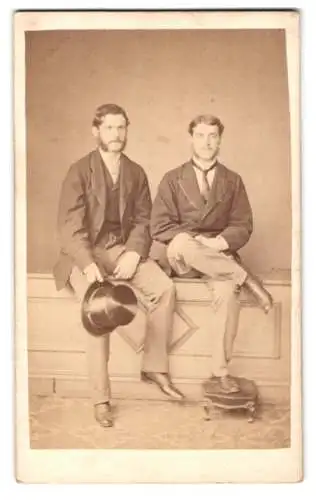 Fotografie Henry Davis, London, Cornhill 3, Zwei Herren mit Zylinder, Backenbart