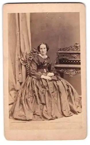 Fotografie H. Kost & C. Oldenburg, Berlin, Waldemar-Str. 25, Dame in elegantem Kleid