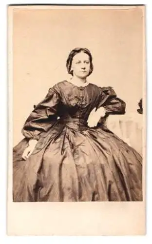 Fotografie unbekannter Fotograf und Ort, Frau im eleganten Kleid