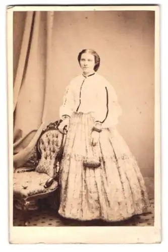 Fotografie Maull & Polyblank, London, Gracechurch St 55, Stehende Dame mit elegantem Kleid mit Handtasche