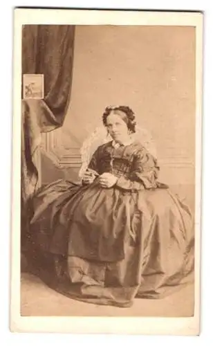 Fotografie G. Maull, Lewisham, CDV einer sitzenden Dame mit elegantem Kleid