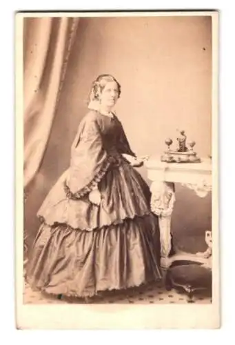 Fotografie Maull & Polyblank, London, Gracechurch St., Dame mit üppigem Kleid