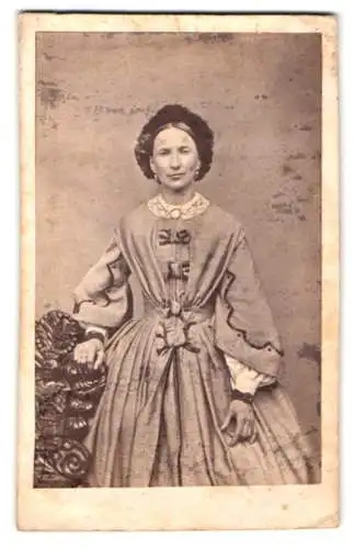 Fotografie J.B. Weiss, Lindau, eindrucksvolle Dame im viktorianischen Kleid